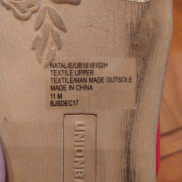 Size 11 Sandals - Picture 3 of 3